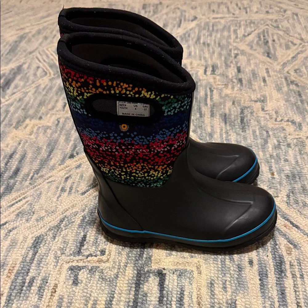 BOGS YOUTH CLASSIC BOOTS- BLACK/ RAINBOW Size 4 (72728-009)